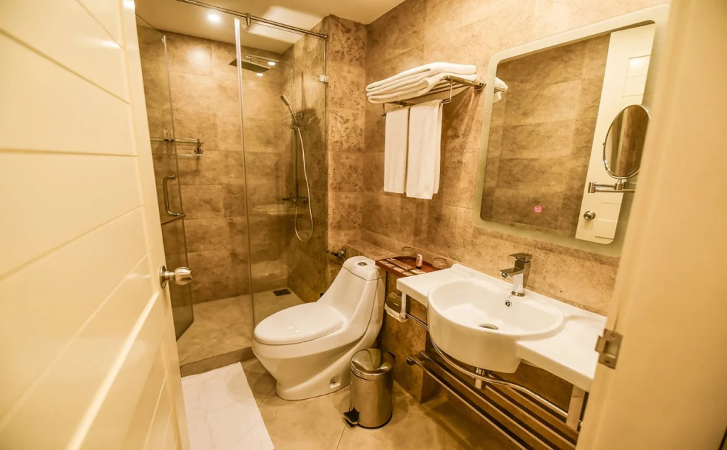 Grandeeza Hotel by Galison