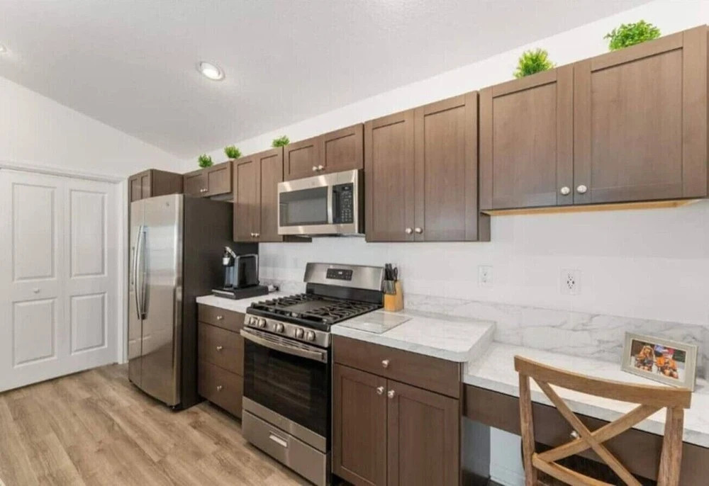 561l Stunning Home, Pool Access, Garage Parking