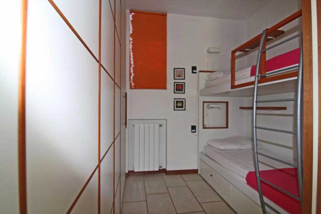 In vacation residence, 40 mt from the sea, apartment with 3 bedrooms ,for 6-7 people, on 2nd floor w-Villa Marina - INT. 8 quadri Libeccio