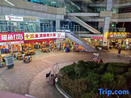 LLYouth Hostel (Chenghua East Railway Station Yinghui Road Metro Station Branch)