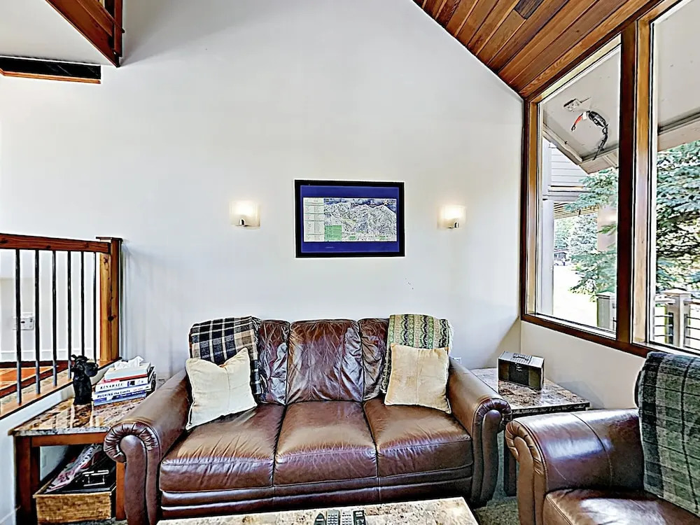 New Listing! Ski Basecamp W/ Hot Tub, Walk To Lift 3 Bedroom Townhouse