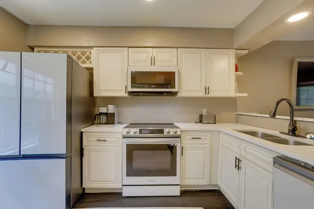 Near Airport & Interstate: Houston Area Townhome