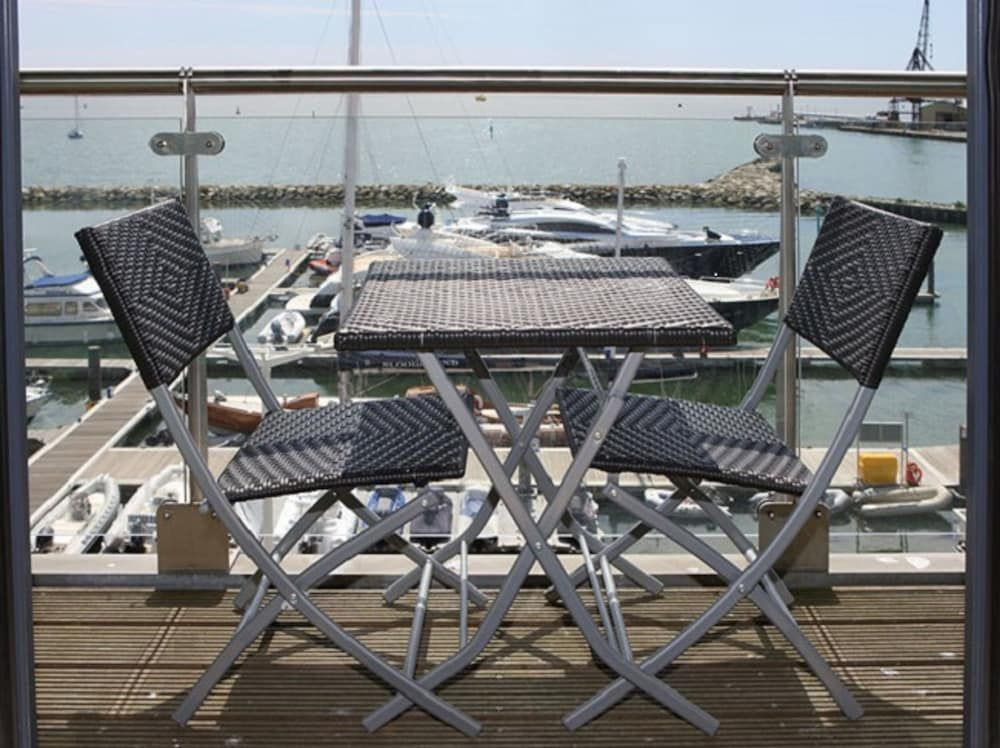 Les Bateaux - Frontline Views of Poole Quay from Balcony