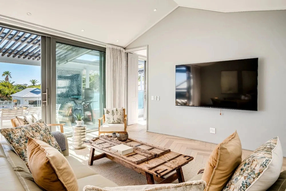 4 Bed Coastal Retreat W Pool Views Llandudno Sands