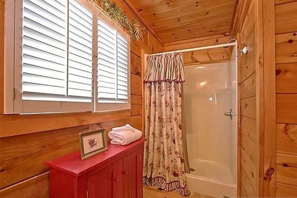 Adorable Shut'er Inn 1 Bedroom Cabin