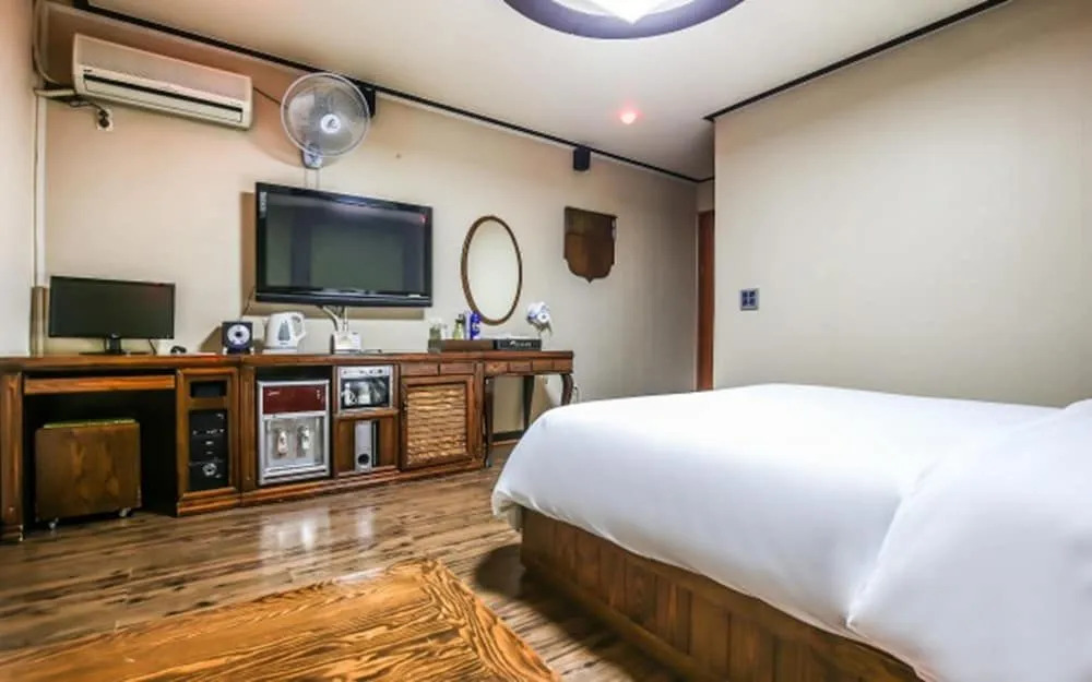Motel Nine