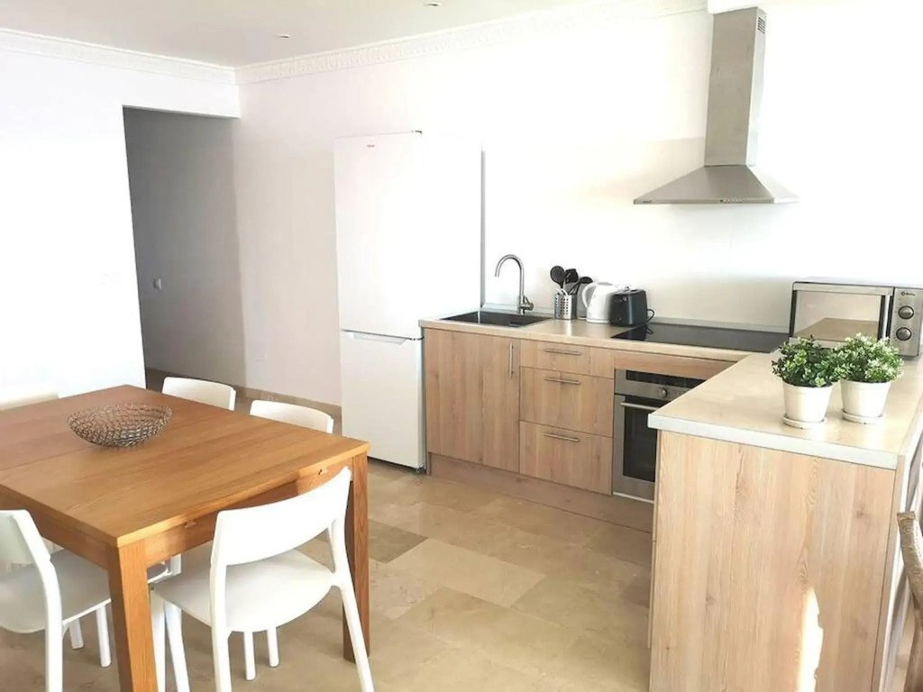 Amazing 3bedroom flat with seafront views & pool by SharingCo