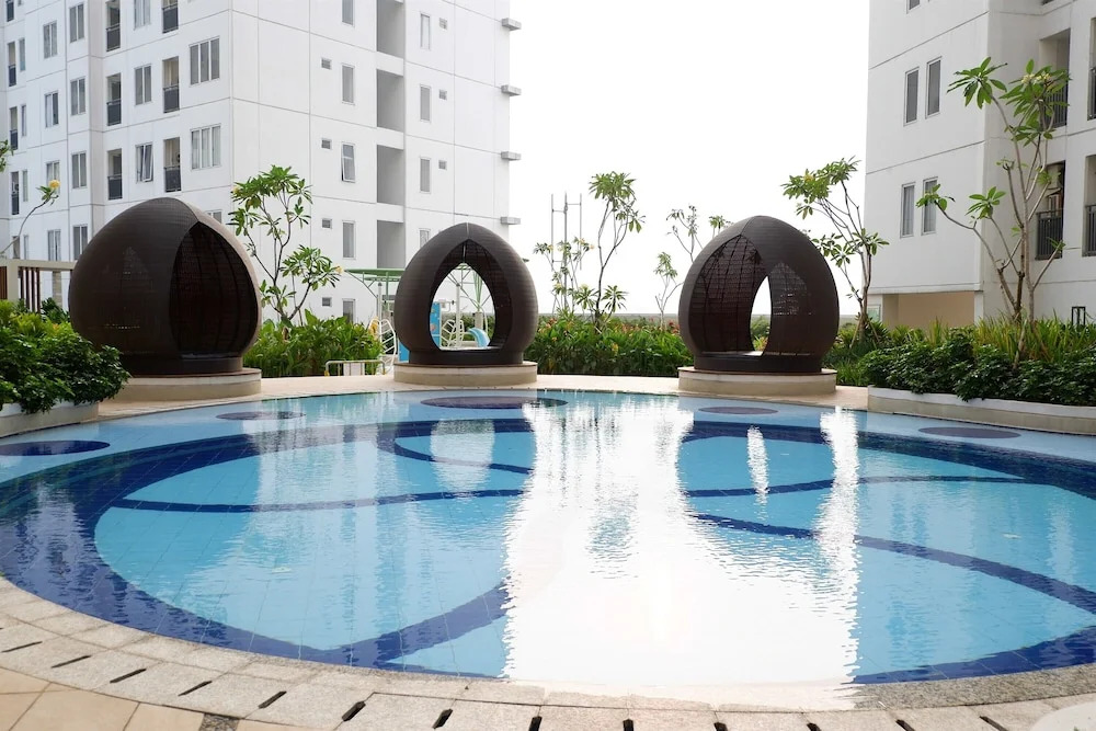 Beautiful and Comfy 1BR at Bassura City Apartment