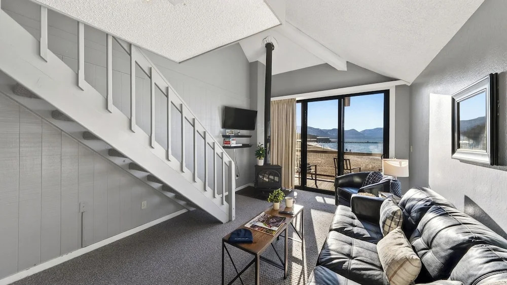 Beach Front Perch by Avantstay Lakefront Condo + Views + Near Dining and Skiing