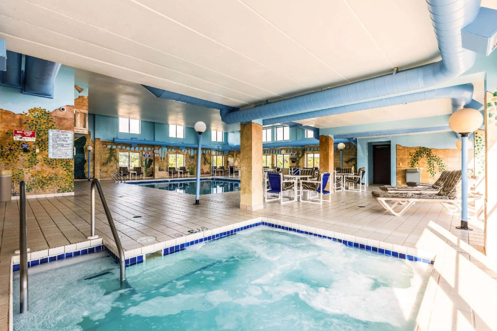 AmericInn & Suites by Wyndham Baraboo Event Center