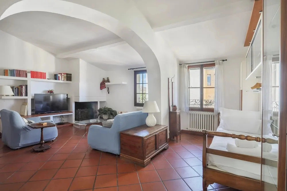 Bright Last-Floor Apartment with Terrace