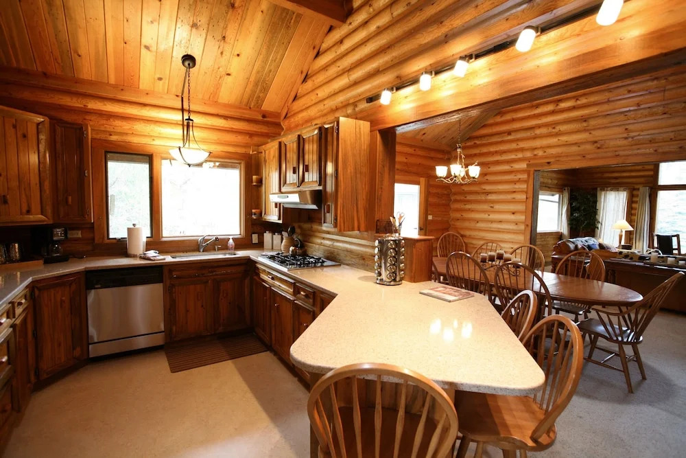 3 Blue Grouse 5 Bedroom Home by Redawning