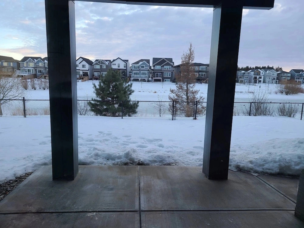 Swithome Properties Cozy Suite With Pond View, Near YEG Airport