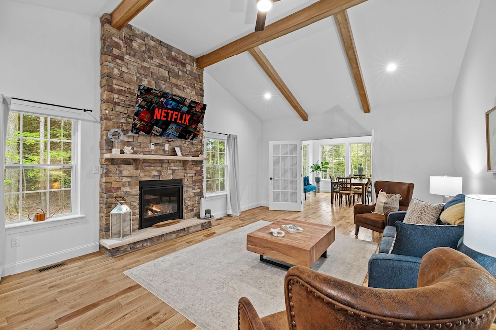 Luxe Lakefront 10min2jfbb w Beach Gameroom Firepit