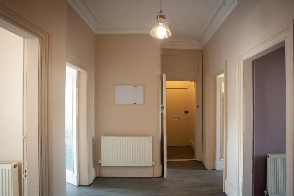 Spacious 3-Bed Apartment for Small Large Groups Close to BBC SSE Central Glasgow West End Free Parking