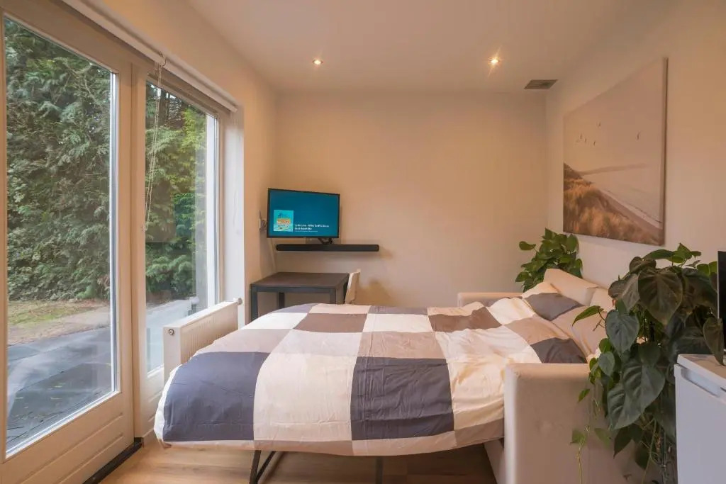 (left) Garden Suite in Villa near TUe and Centre