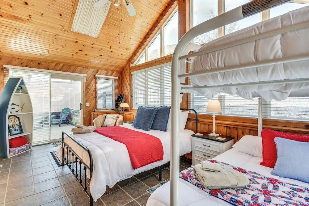 Private Hot Tub, Fire Pit! Lakefront Ozarks Escape