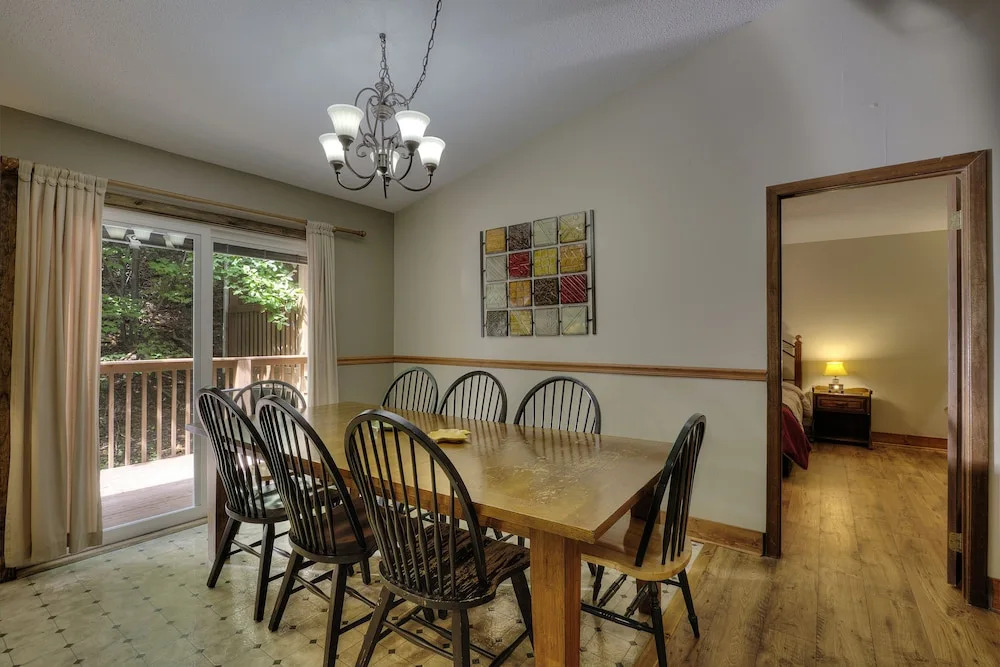 Bears Delight  320 - Three Bedroom Cabin