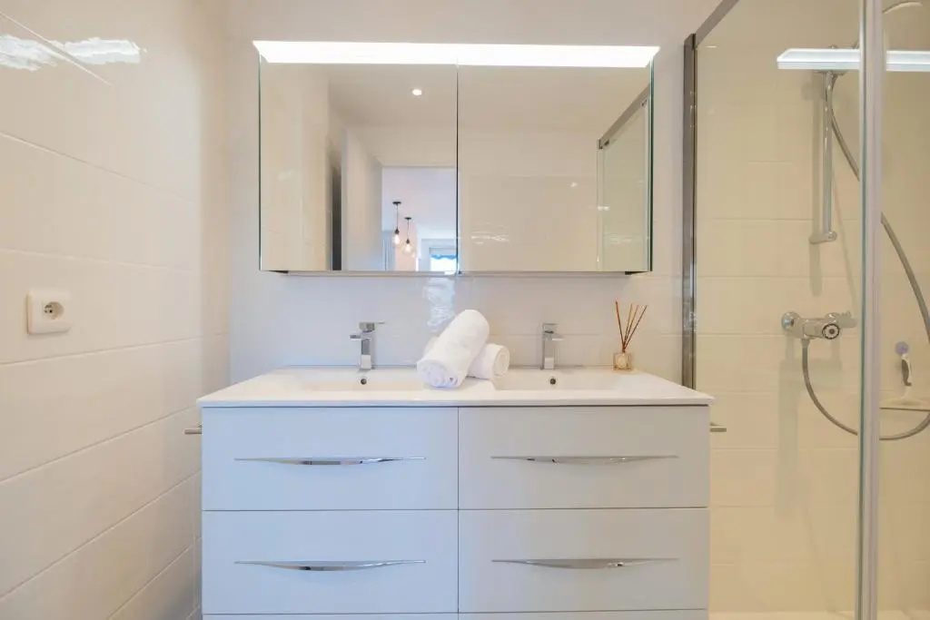 SERRENDY 2-bedroom apartment with terrace and parking only 100 meters