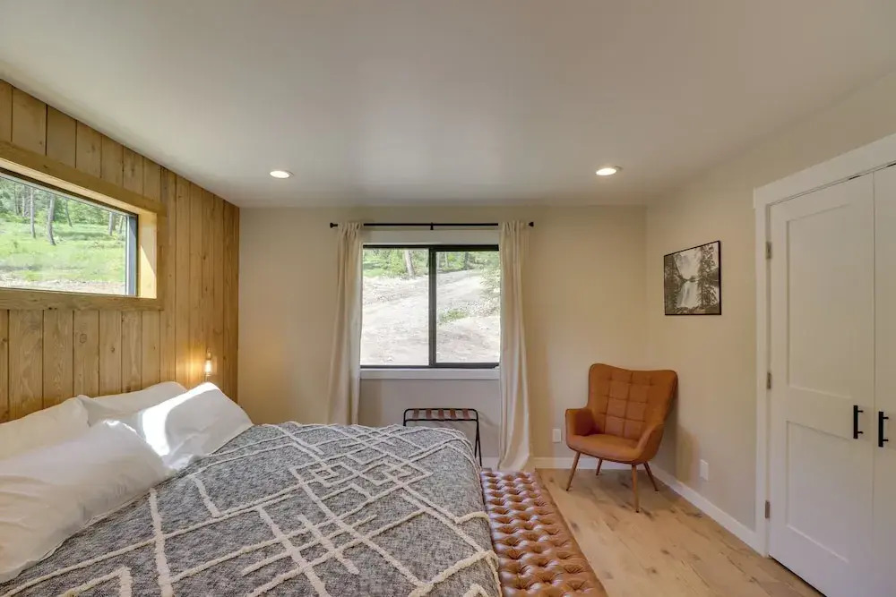 Lakeside Cabin w/ Hot Tub: 3 Mi to Flathead Lake!
