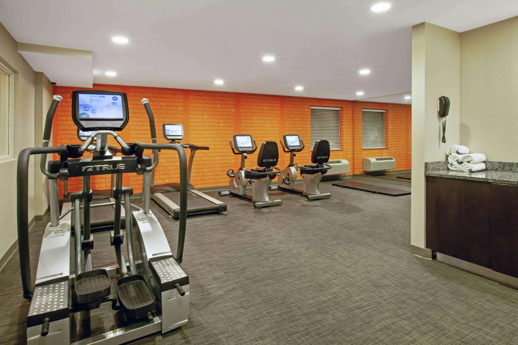 La Quinta Inn & Suites by Wyndham Detroit Metro Airport
