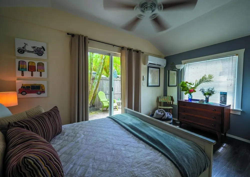 Treasure Island Sunset Beach Bungalow by Tech Travel