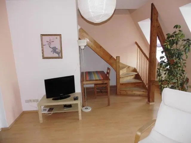 Sehr-schoene-4-Raum-Maisonette-Fewo-mit-110qm-Balkon-zentral-preiswert-T7