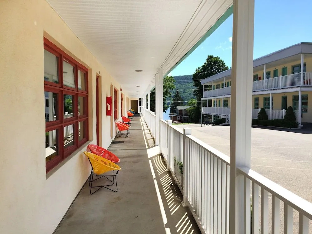O'Sullivan's On The Lake Motel