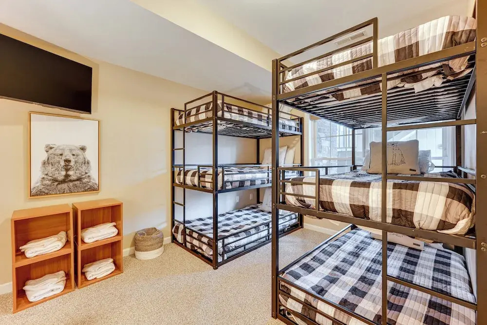 Relaxing Lincoln Condo w/ Fireplace & Shuttle