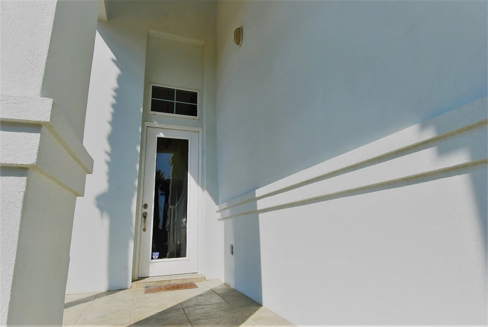 Kar - Private House Just Steps From Beach Access 4 Bedroom Home by RedAwning