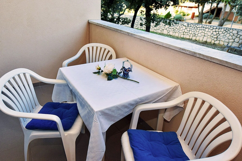 Apartments Mandre near sea