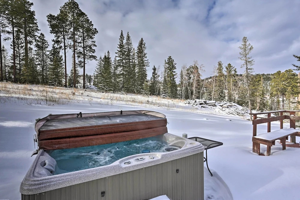 Spacious Home w/ Hot Tub, 3 Mi to Deer Mtn