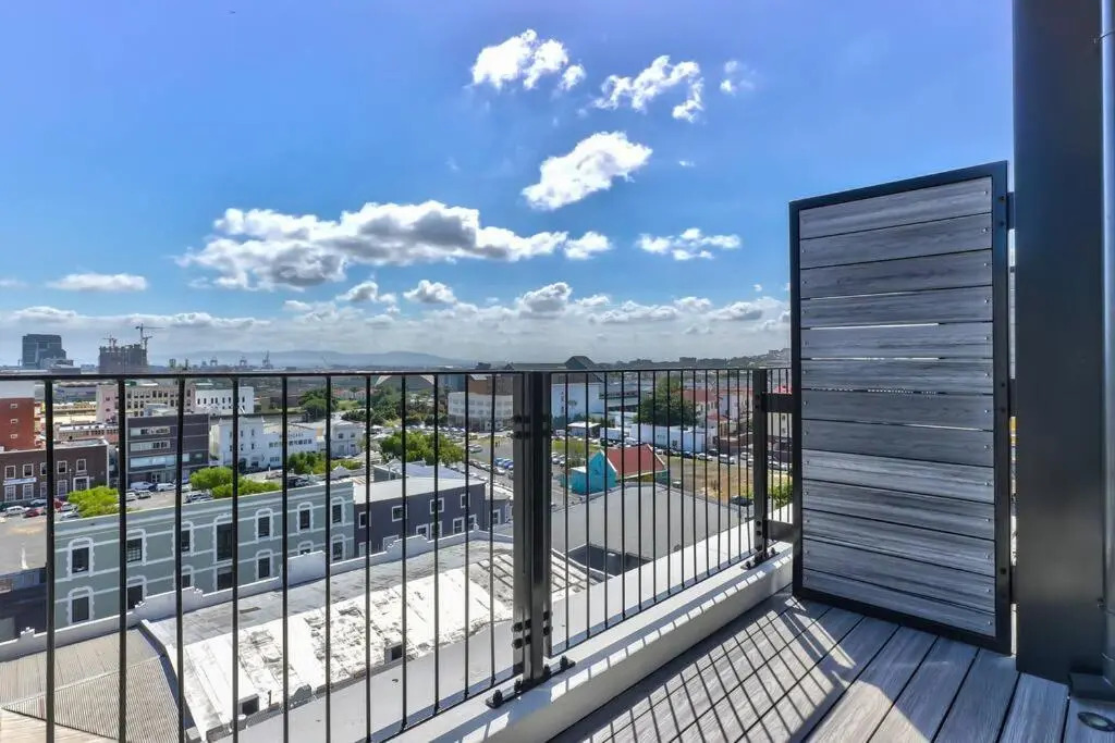 Luxurious Chic Apartment on Top Floor w/ Views
