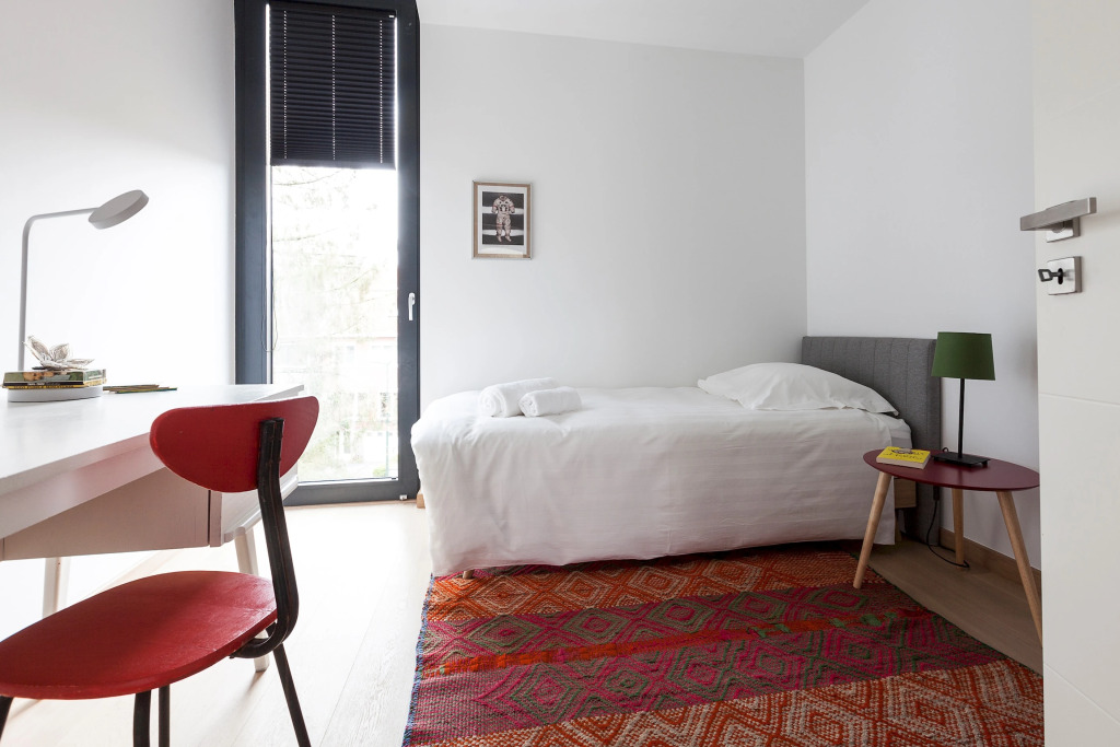 Unit 2 - Modern Smart Home Duplex With Free Parking
