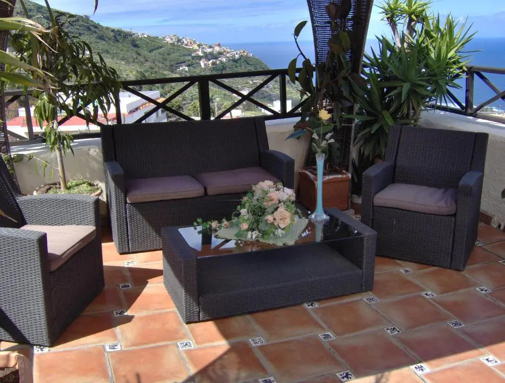 Rustic Holiday Home With Balcony and sea View