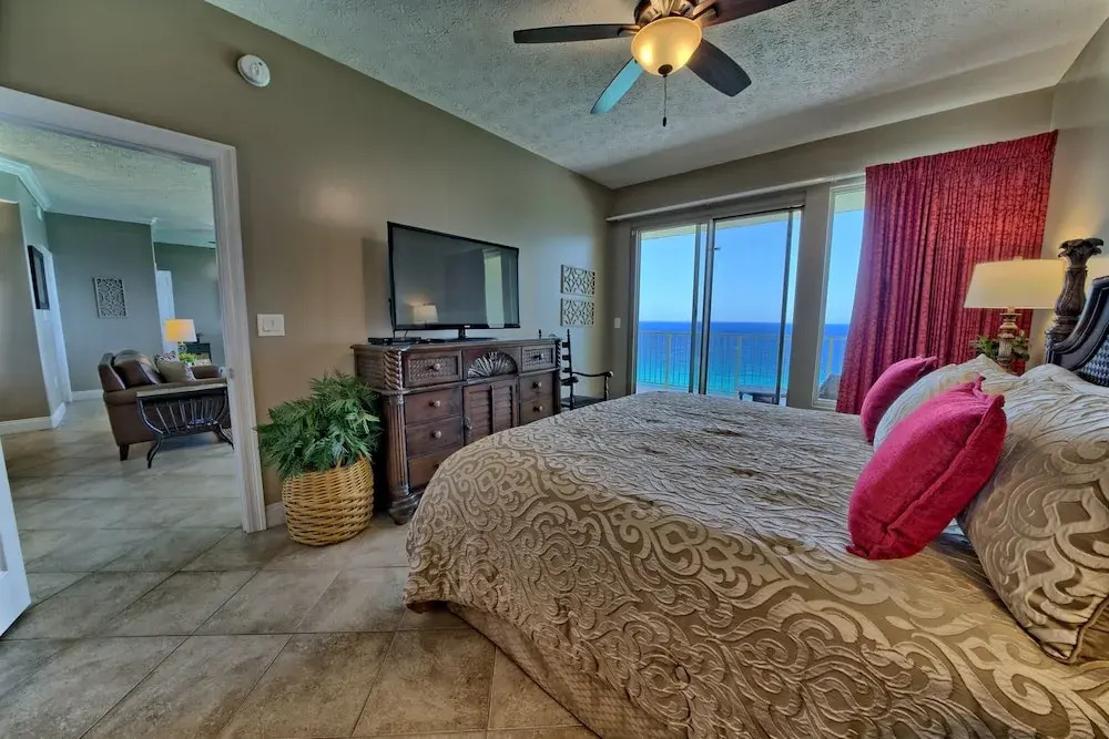 Luxurious High-Rise Condo with Spacious Balcony Facing the Ocean - Unit 1805 by RedAwning