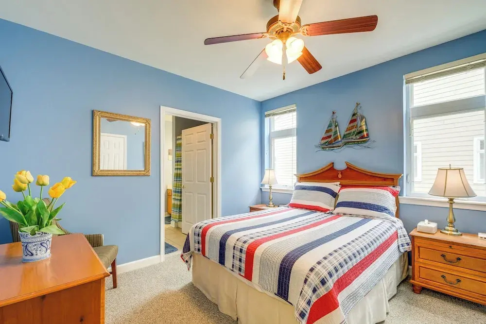 Lakefront Huddleston Condo w/ Community Pool