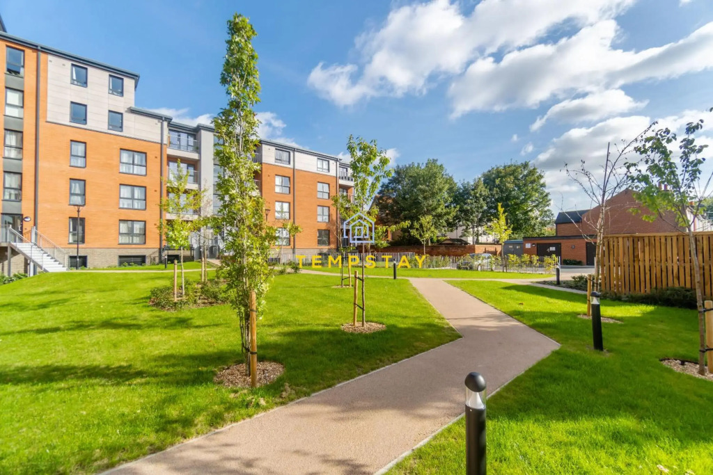 High Spec Modern Apartment Prime Location! Parking