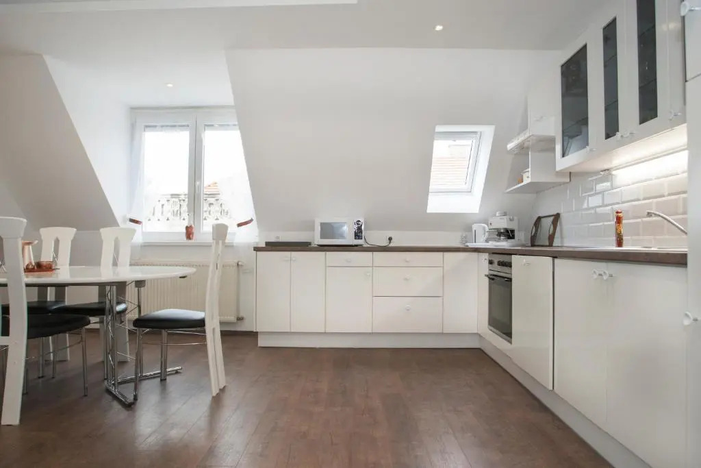Riverside flat with King Castle view