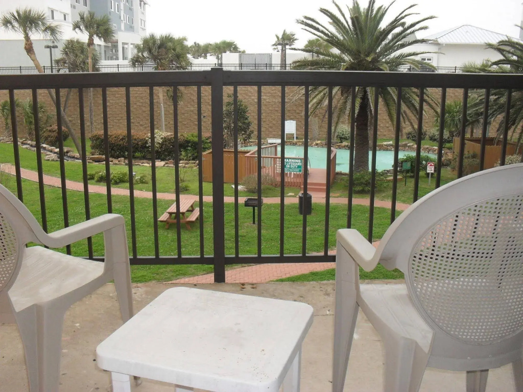 Maravilla Seawall Condos by AB Sea