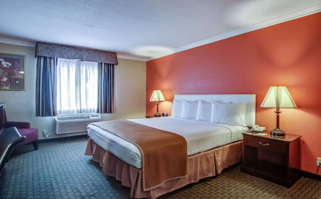 Howard Johnson Inn & Suites Reseda