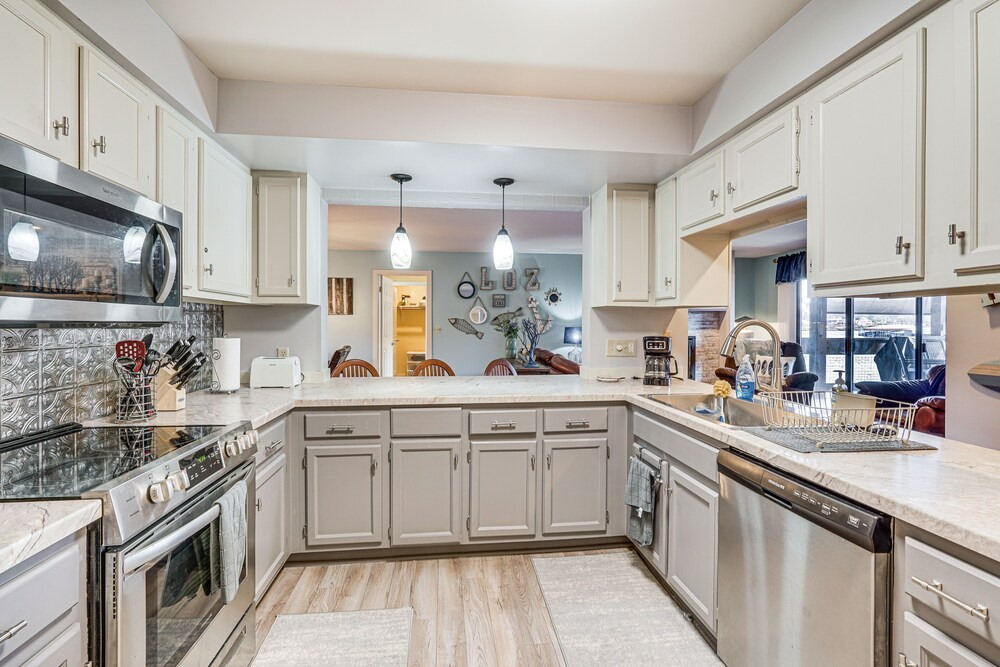 Lakefront Condo w/ Resort Amenities in Osage Beach