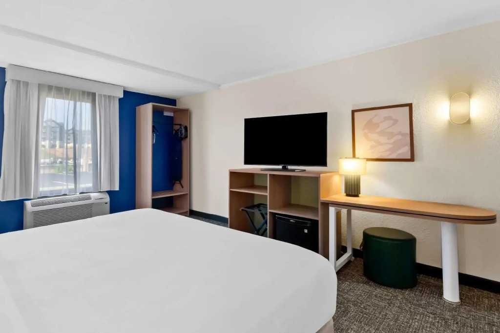 Spark by Hilton Daleville Roanoke North