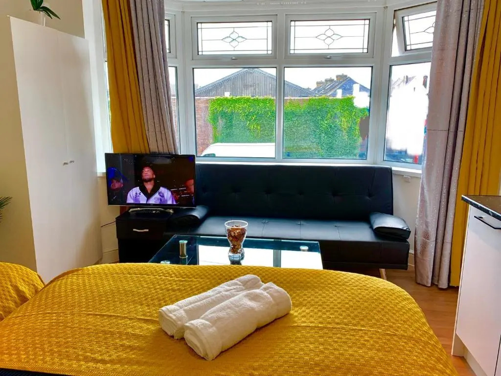 2 Bedroom 2 Bathroom Ground Floor Apartment in Newbury Park Ilford with Garden Parking and Fast WiFi