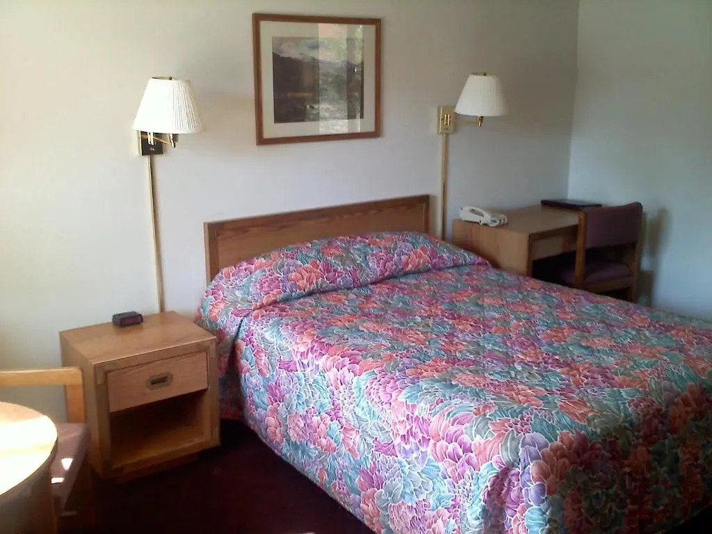 Carriage House Motor Inn