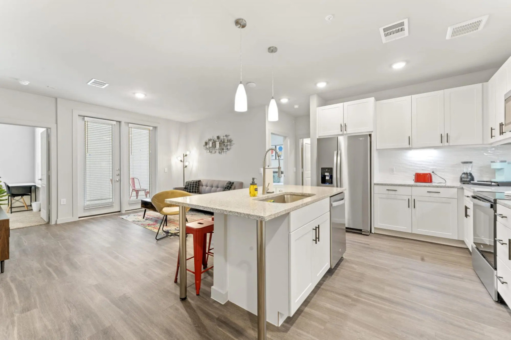 Top Floor 2BR King Beds Suite 8 Min to Downtown