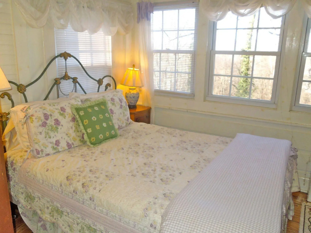 Oakland Cottage Bed and Breakfast