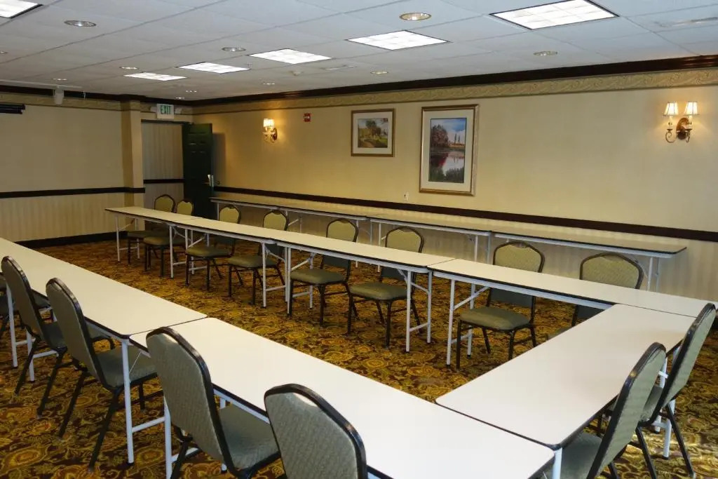 Wingate Suites by Wyndham Youngstown - Austintown