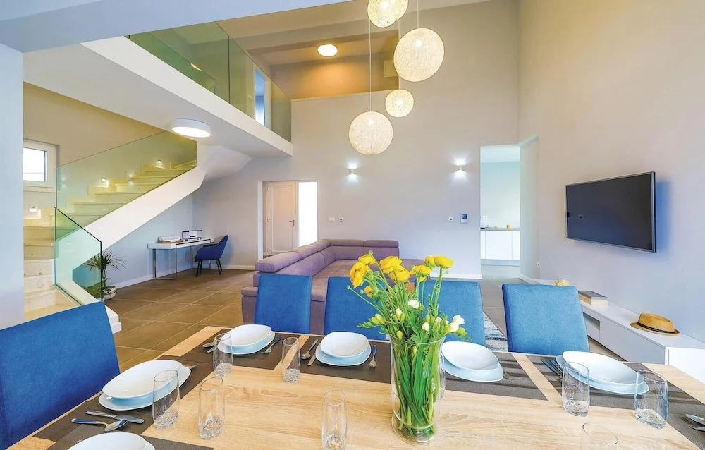Five-Bedroom Holiday Home In Kastel Kambelovac