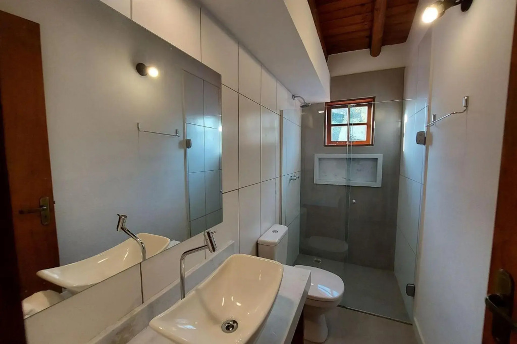 Sapeca - Novo Flat c/ piscina, 50mts da praia, churrasqueira privativa, ar con, wi-fi, netflix. 4pessoas, garagem
